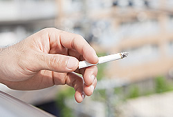 イメージ：ベランダでの喫煙は違法!?
